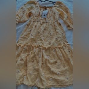 selling ZARA dress,the dress has small flowers and is a nice pastel colour!